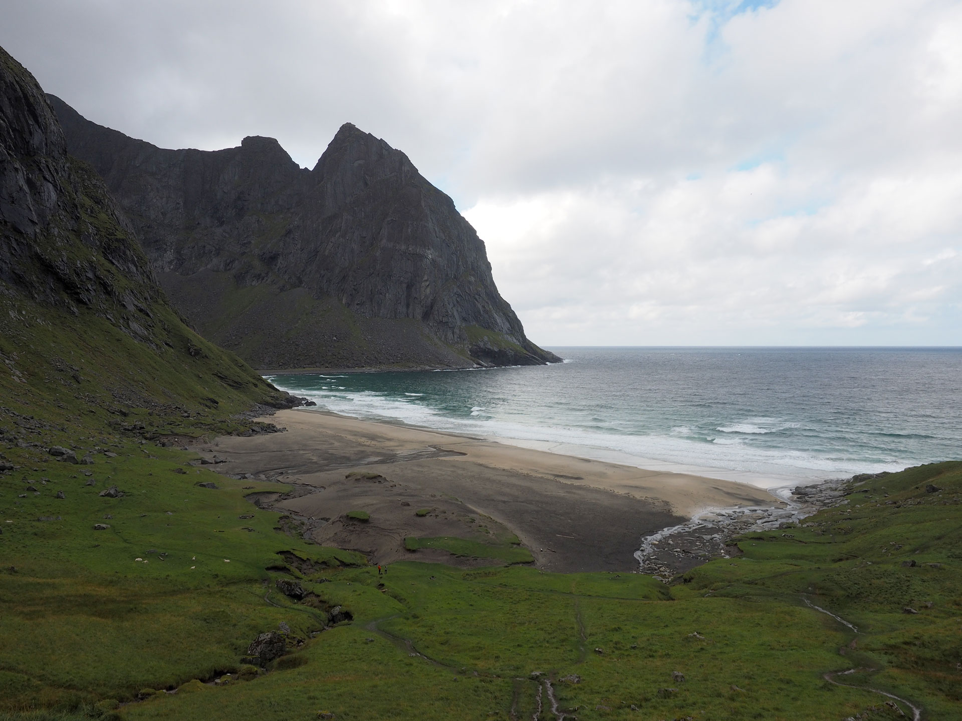 Kvalvika-ranta Lofooteilla - Road trip pohjoiseen
